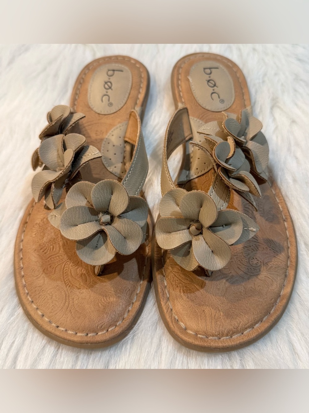 b.o.c. Big on Comfort Women’s Hensley Flower Thong Sandal Beige Size 8 EUC